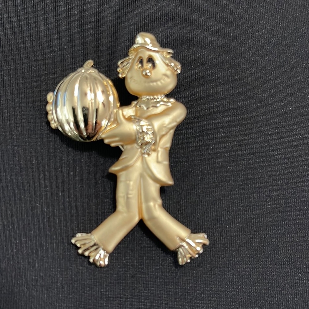 BROOCH/PIN SIGNED DANECRAFT GOLD TONE WITH HALLOWEEN SCARECROW PUMPKIN